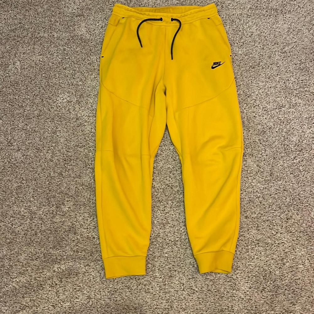 COPY - Yellow Nike tech sweatpants